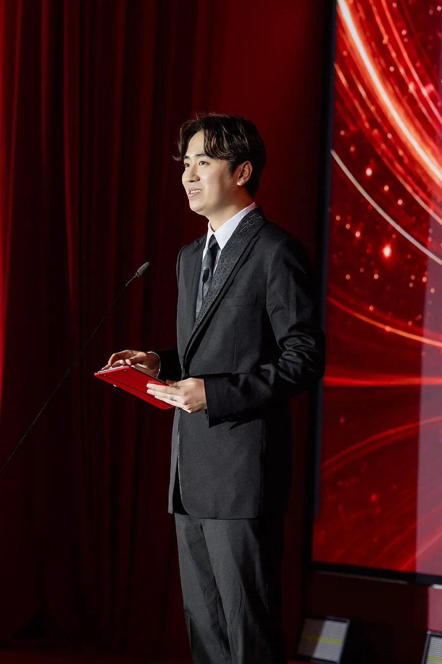 Mr. Than Minh Hoang – CEO of Hoang Tu Holdings and representative of Beauty Summit – speaking at the event.